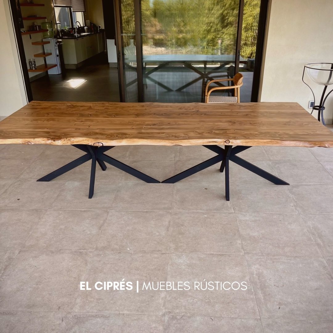 Mesa con base en hierro