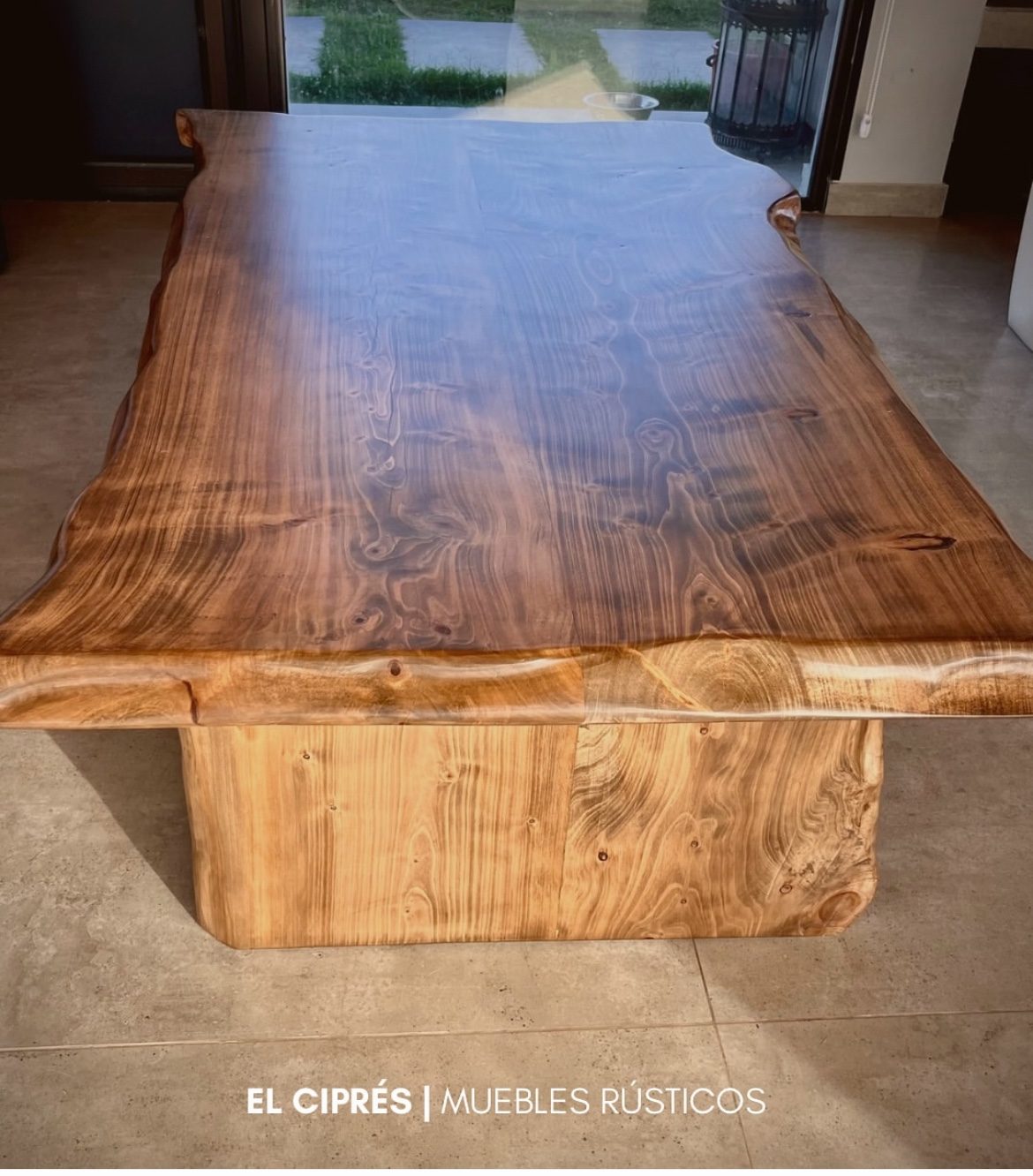 Mesa ratona de ciprés